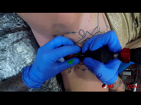 ❤️ Sully Savage-k izugarri tatuatu zuen klitorian tatuaje bat egin zuen ❤️❌ Porno gurean eu.hotpornphotos.ru ❌